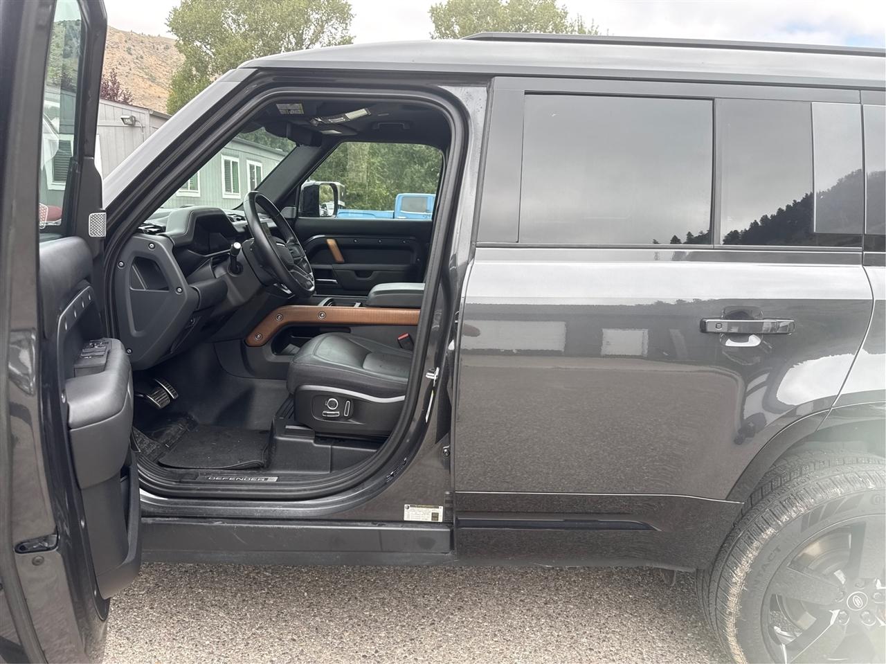 Land Rover Defender  2023