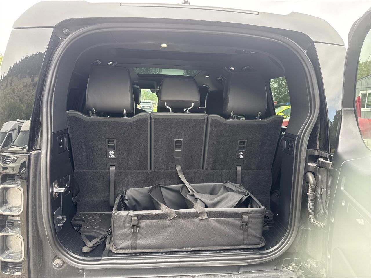 Land Rover Defender  2023