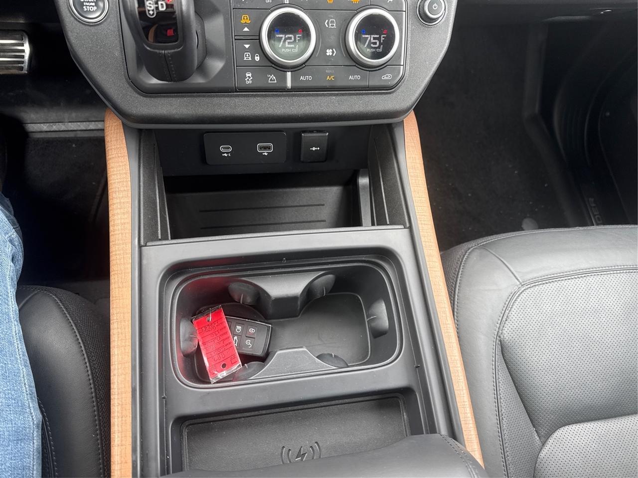 Land Rover Defender  2023