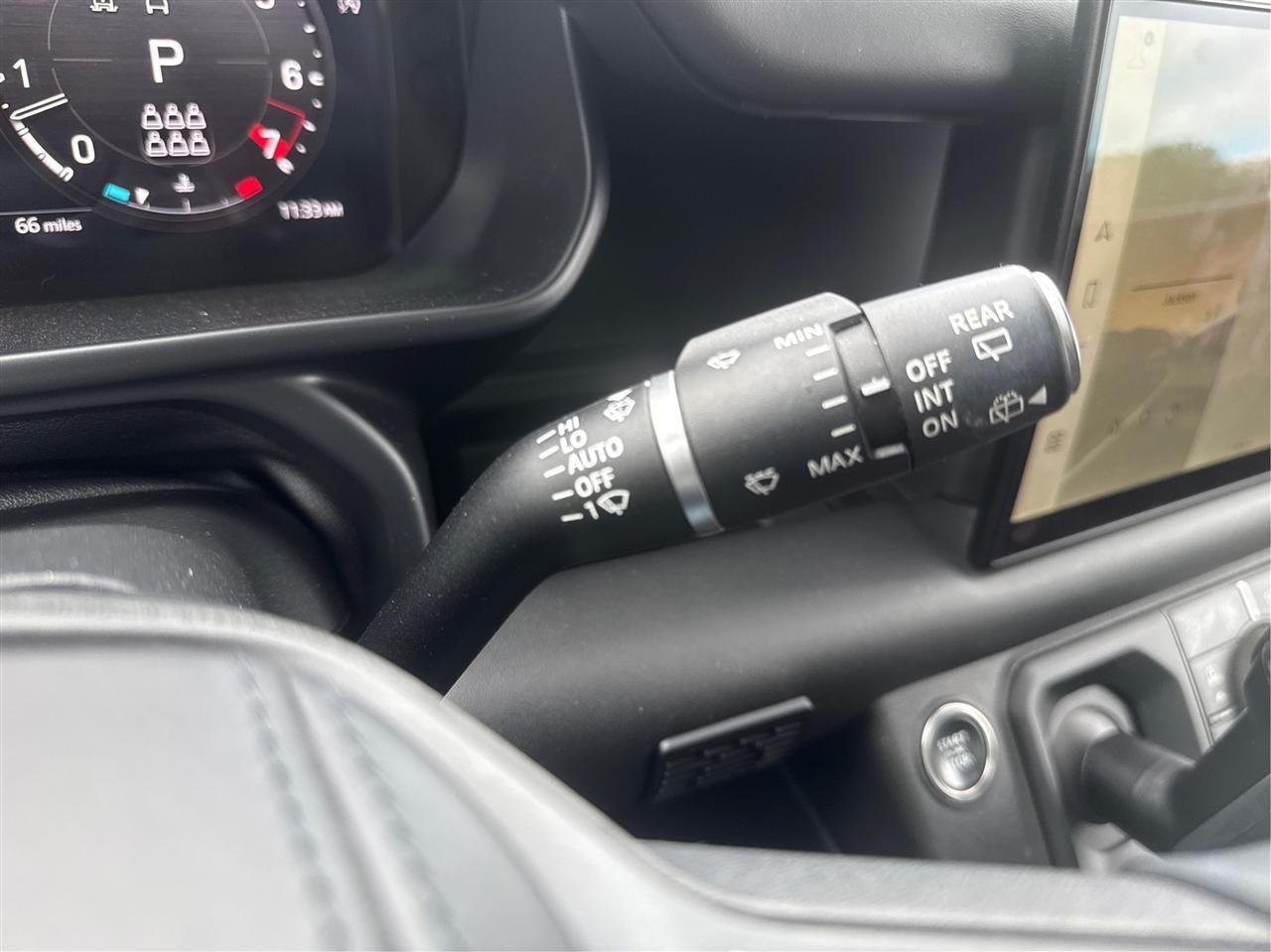 Land Rover Defender  2023