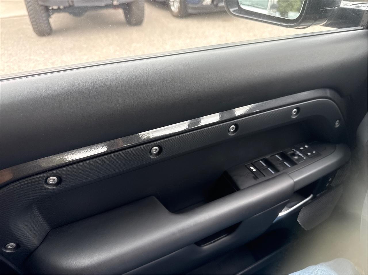 Land Rover Defender  2023