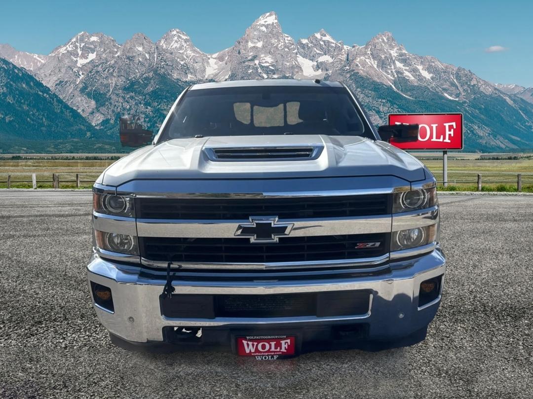 Chevrolet Silverado photo 2