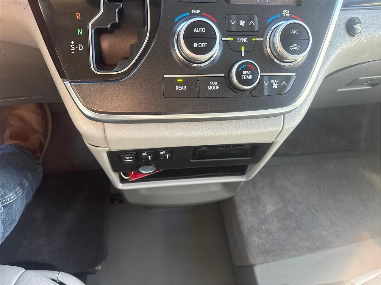 Toyota Sienna  2015