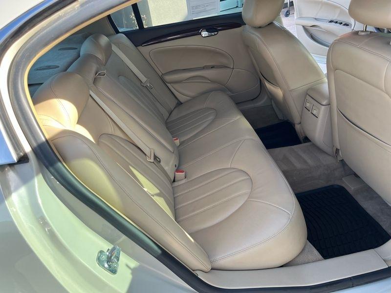 Buick Lucerne 4dr Sdn CXL 2011