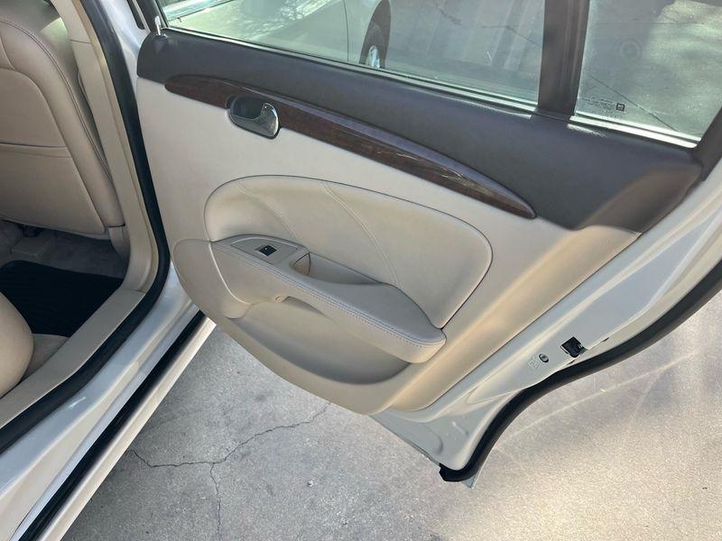 Buick Lucerne 4dr Sdn CXL 2011