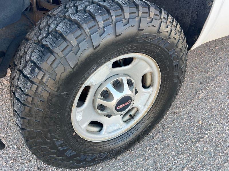 GMC Sierra 2500HD 4WD Reg Cab 133.7" Work Truck 2011