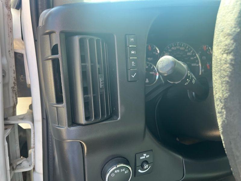 Chevrolet Express Cargo Van RWD 2500 135" 2010