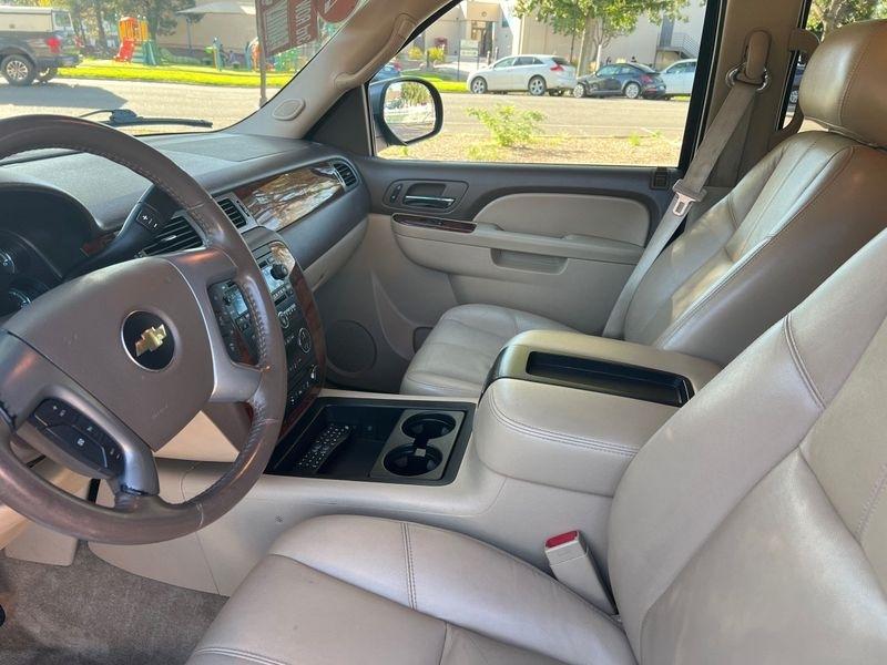 Chevrolet Suburban 4WD 4dr LT 2014