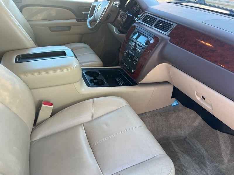 Chevrolet Suburban 4WD 4dr LT 2014