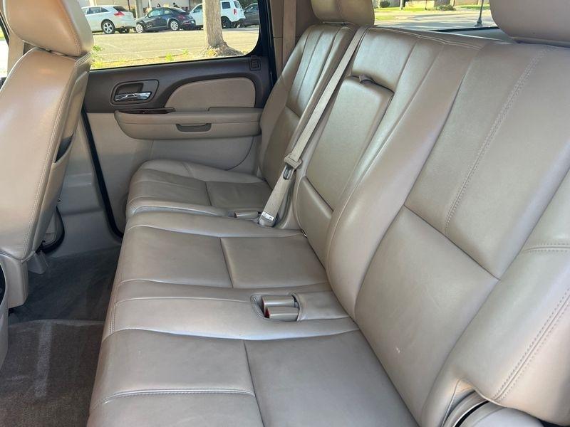 Chevrolet Suburban 4WD 4dr LT 2014