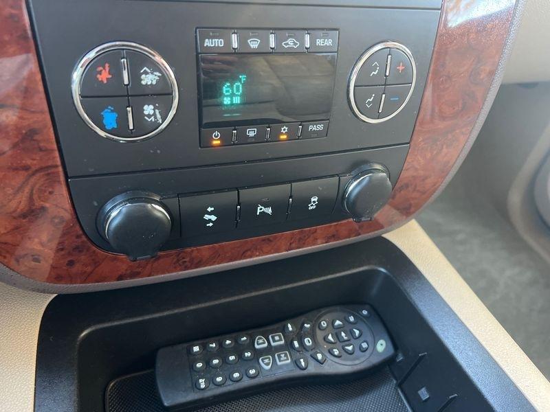 Chevrolet Suburban 4WD 4dr LT 2014