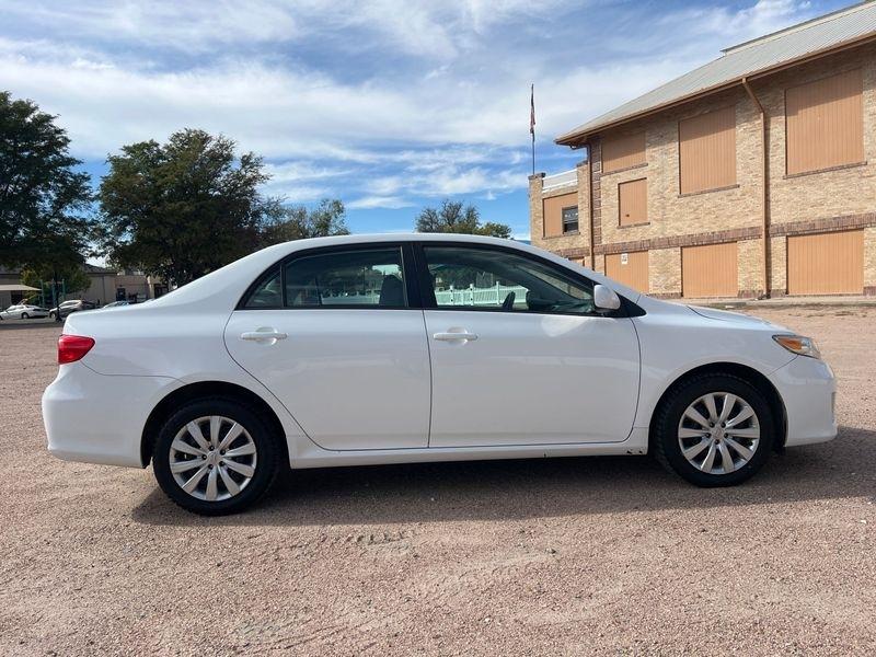 Toyota Corolla 4dr Sdn Auto LE (Natl) 2012