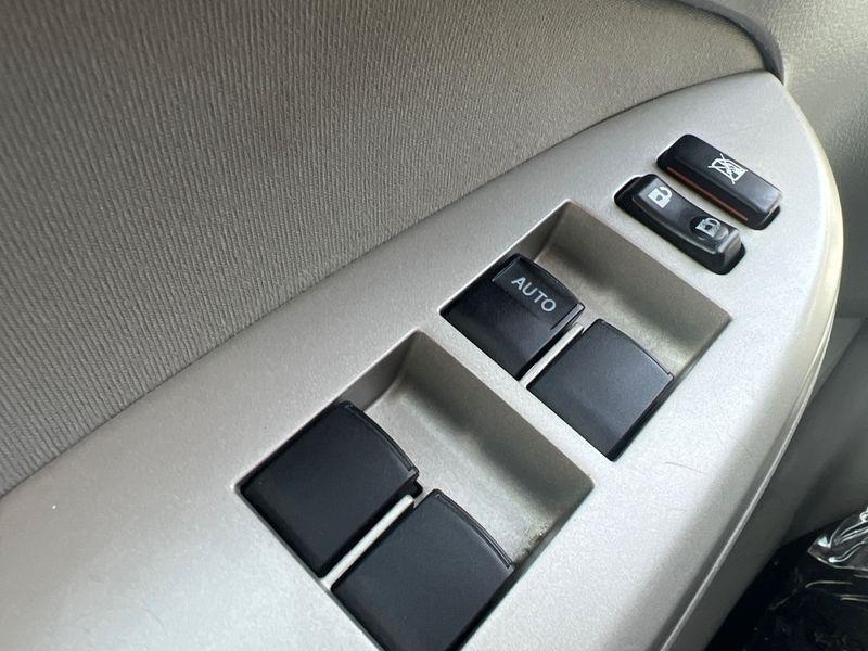 Toyota Corolla 4dr Sdn Auto LE (Natl) 2012