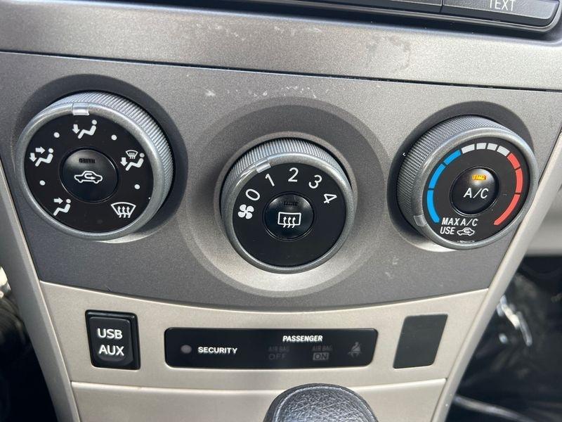 Toyota Corolla 4dr Sdn Auto LE (Natl) 2012