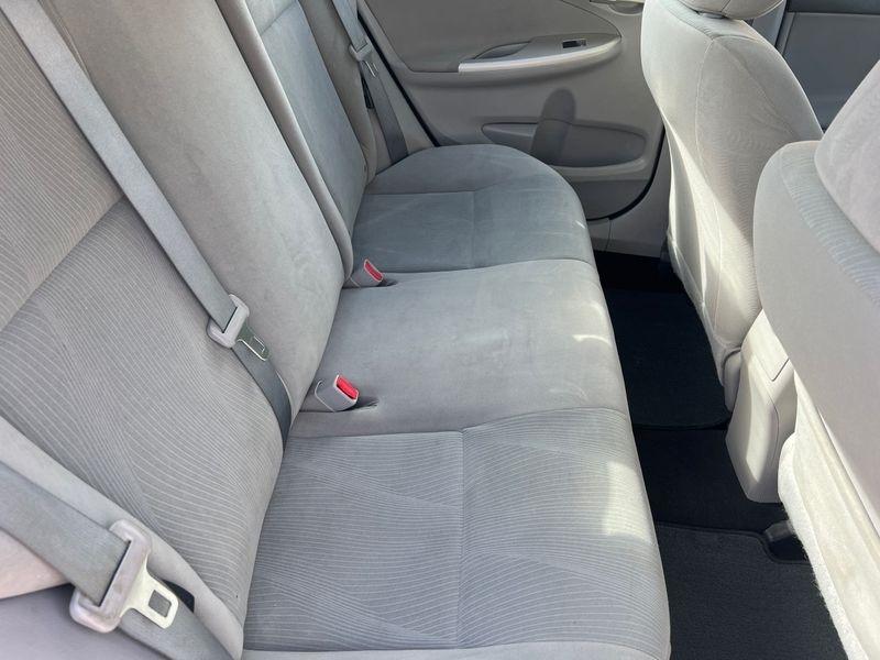 Toyota Corolla 4dr Sdn Auto LE (Natl) 2012