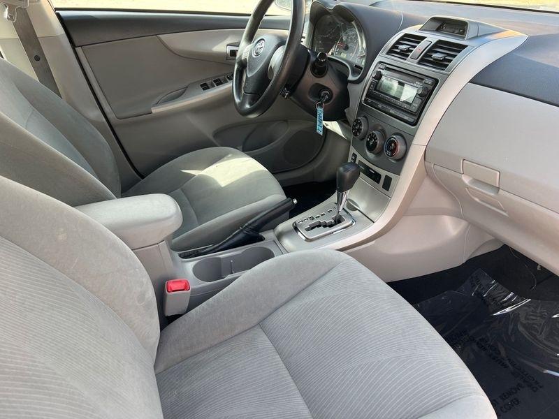 Toyota Corolla 4dr Sdn Auto LE (Natl) 2012