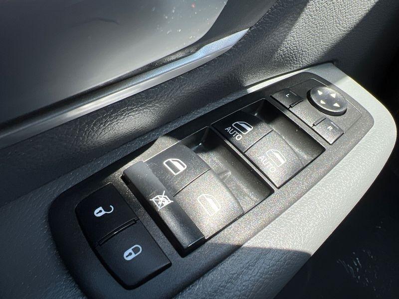 RAM 1500 Big Horn 4x4 Crew Cab 5'7" Box 2022