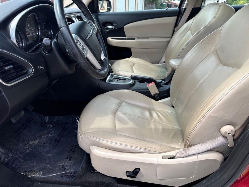 Chrysler 200 4dr Sdn Limited 2011