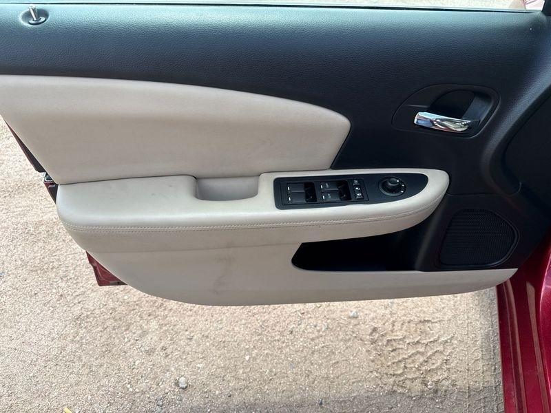 Chrysler 200 4dr Sdn Limited 2011