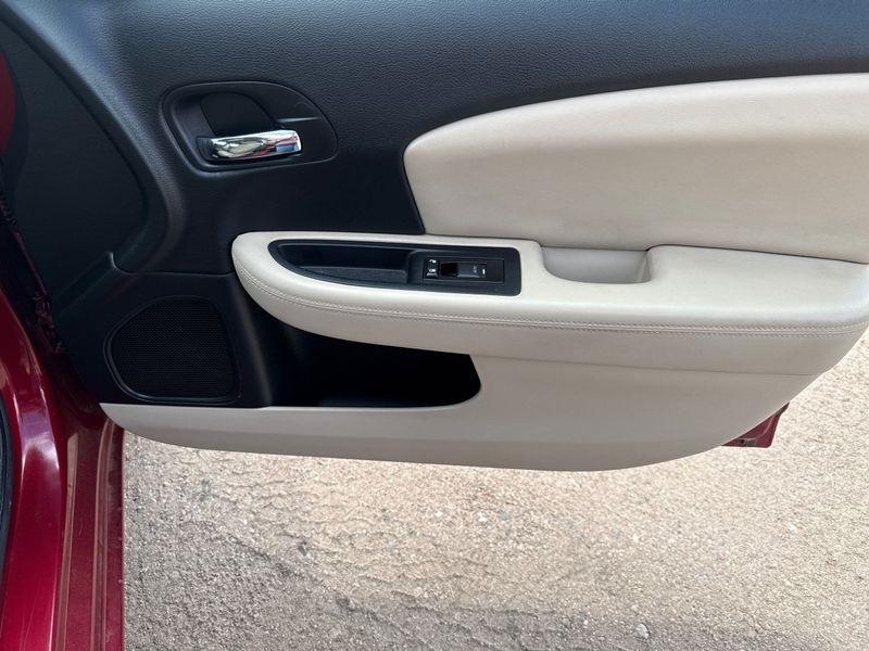 Chrysler 200 4dr Sdn Limited 2011