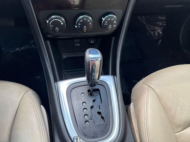 Chrysler 200 4dr Sdn Limited 2011