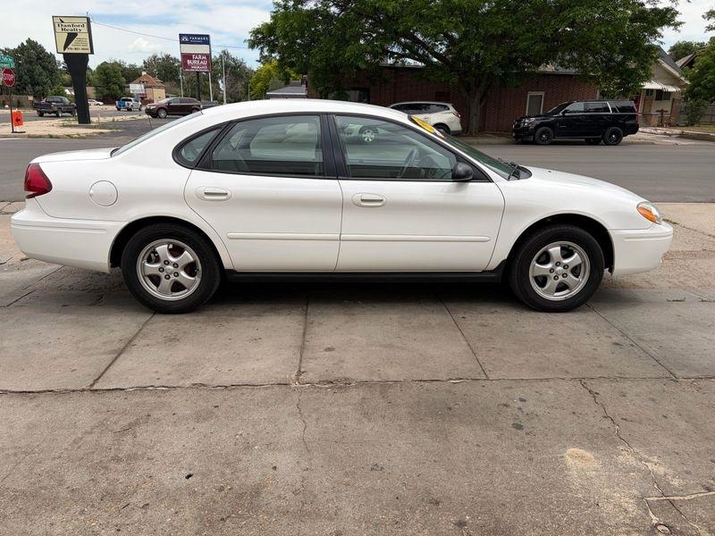 Ford Taurus 4dr Sdn SE 2005