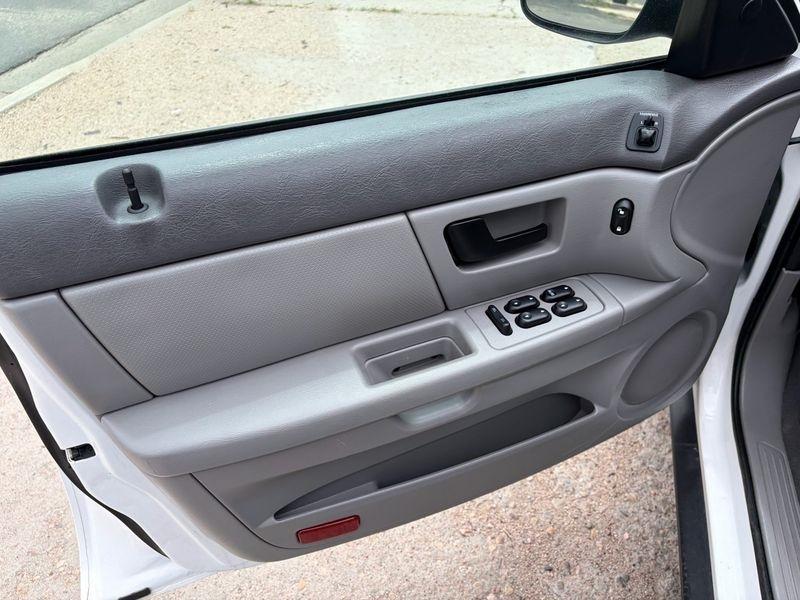 Ford Taurus 4dr Sdn SE 2005