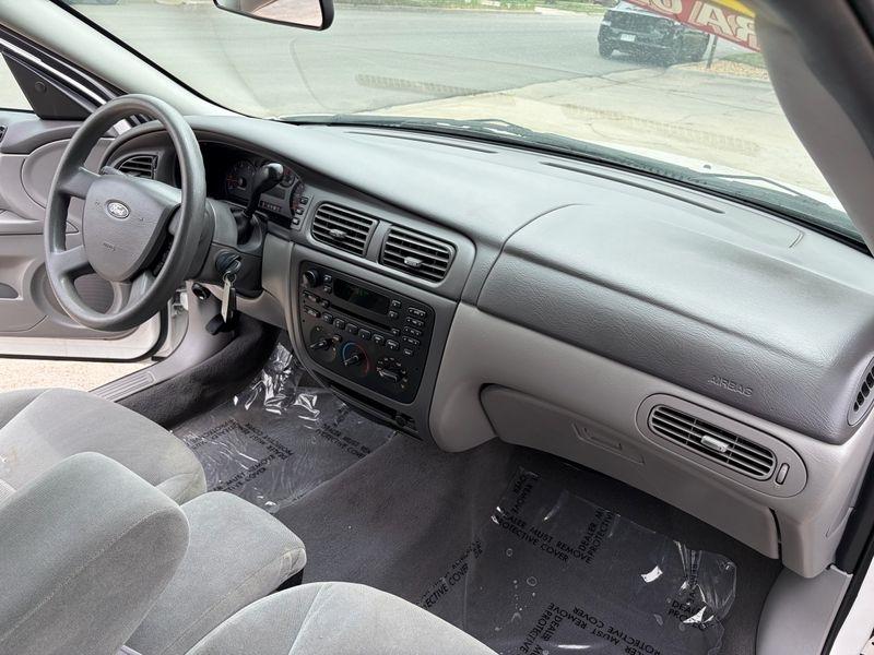 Ford Taurus 4dr Sdn SE 2005