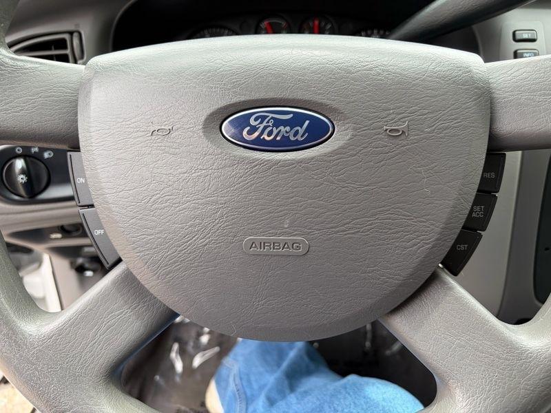 Ford Taurus 4dr Sdn SE 2005