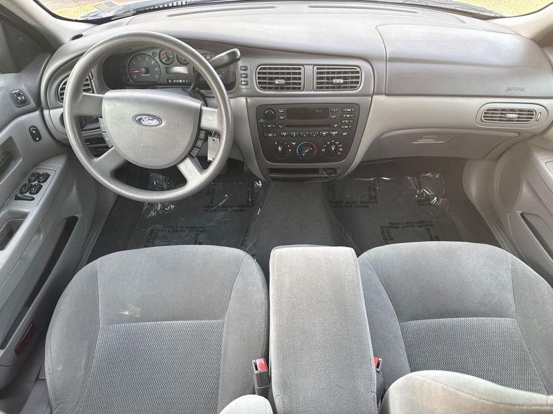 Ford Taurus 4dr Sdn SE 2005