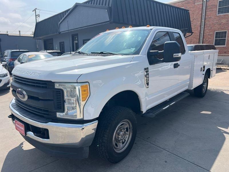 Ford Super Duty F-350 SRW Lariat 4WD SuperCab 168" WB 60" CA 2017