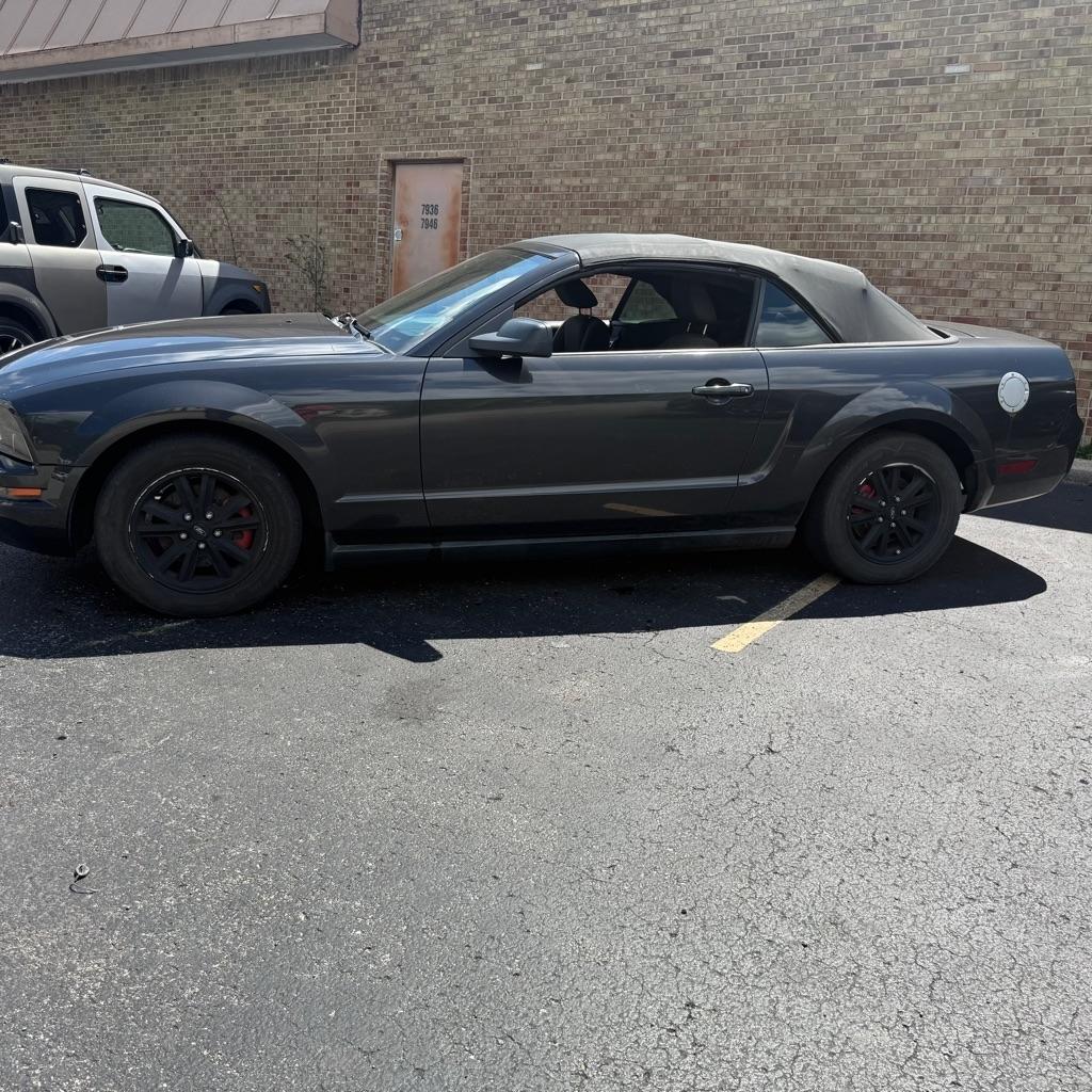 Ford Mustang V6 Deluxe Convertible 2007