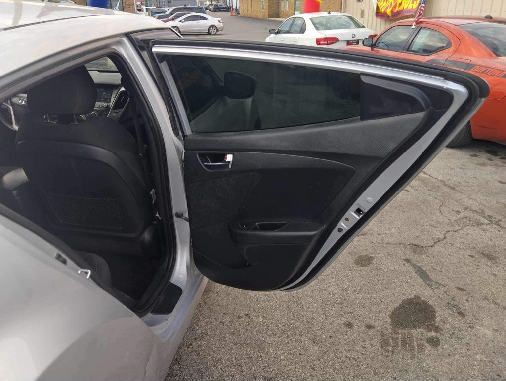 Hyundai Veloster Base 6MT 2017