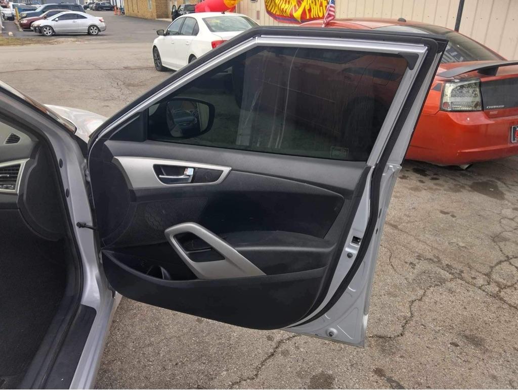 Hyundai Veloster Base 6MT 2017