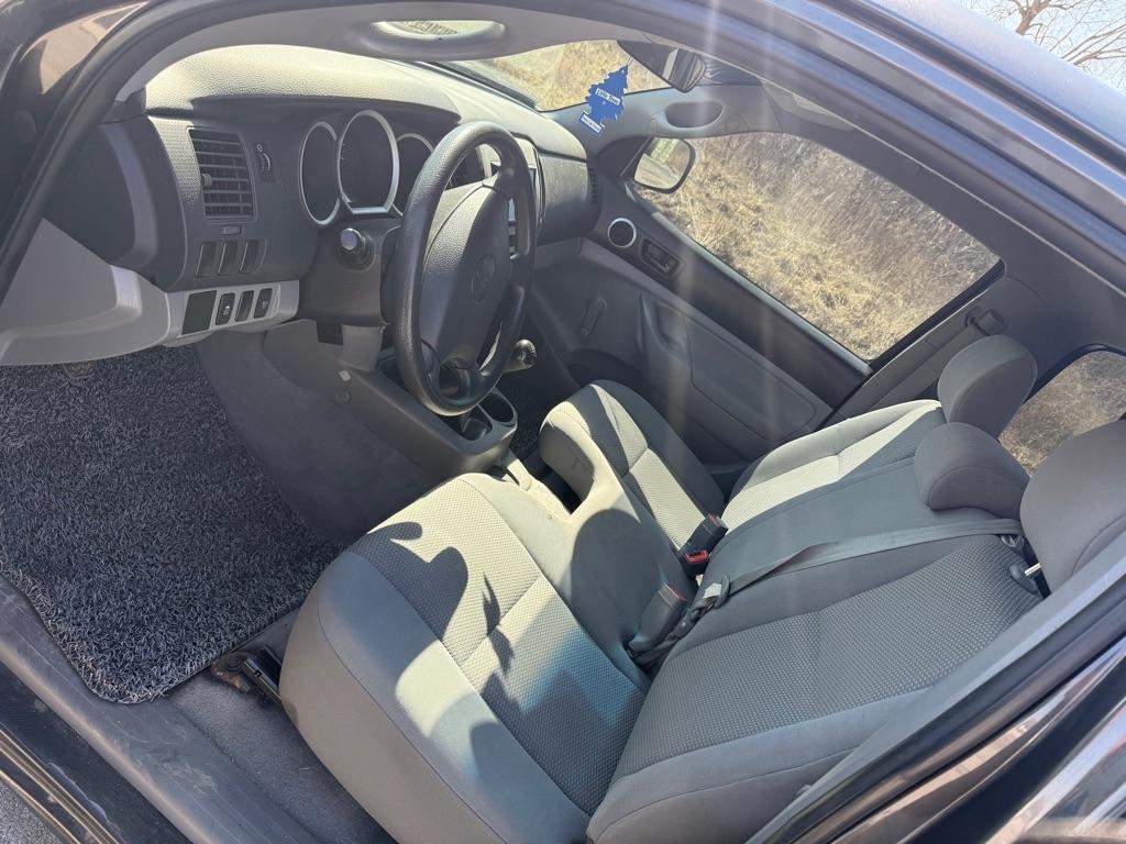 Toyota Tacoma Regular Cab Auto 2WD 2010