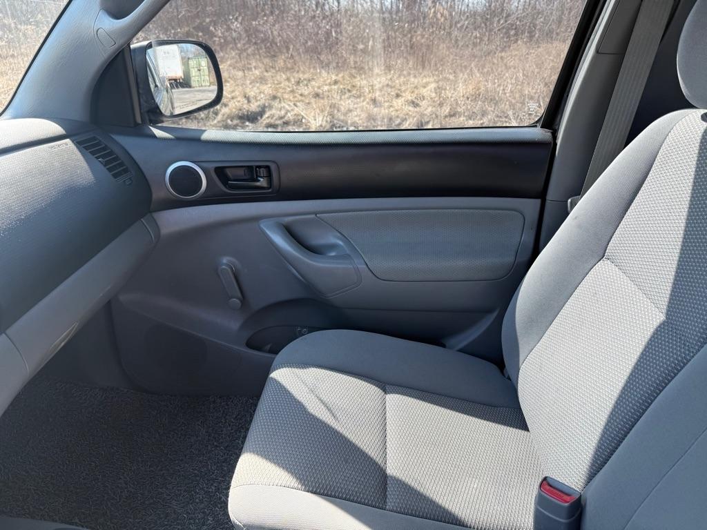 Toyota Tacoma Regular Cab Auto 2WD 2010