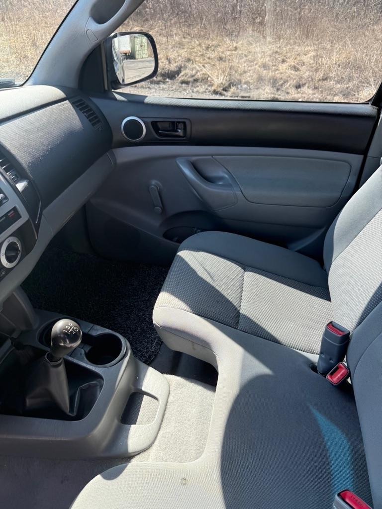 Toyota Tacoma Regular Cab Auto 2WD 2010