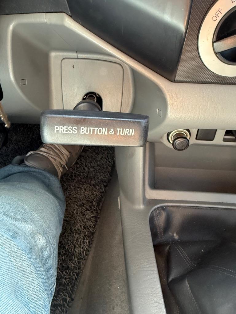 Toyota Tacoma Regular Cab Auto 2WD 2010