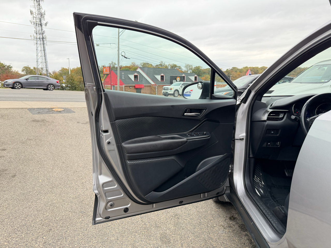 Toyota C-HR XLE FWD (Natl) 2018 Toyota C-HR XLE FWD (Natl) 2018