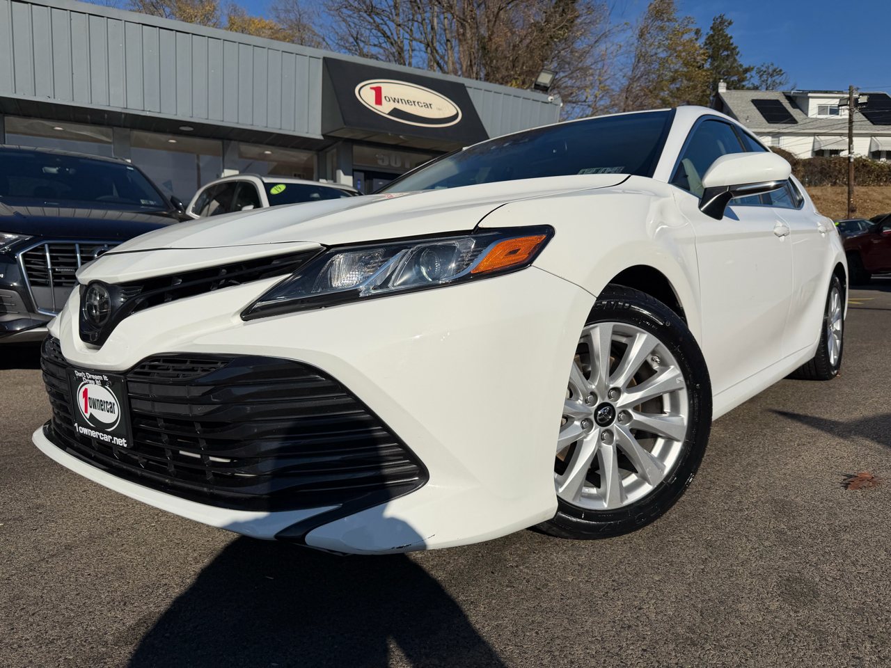 2018 Toyota Camry SE XLE photo 2