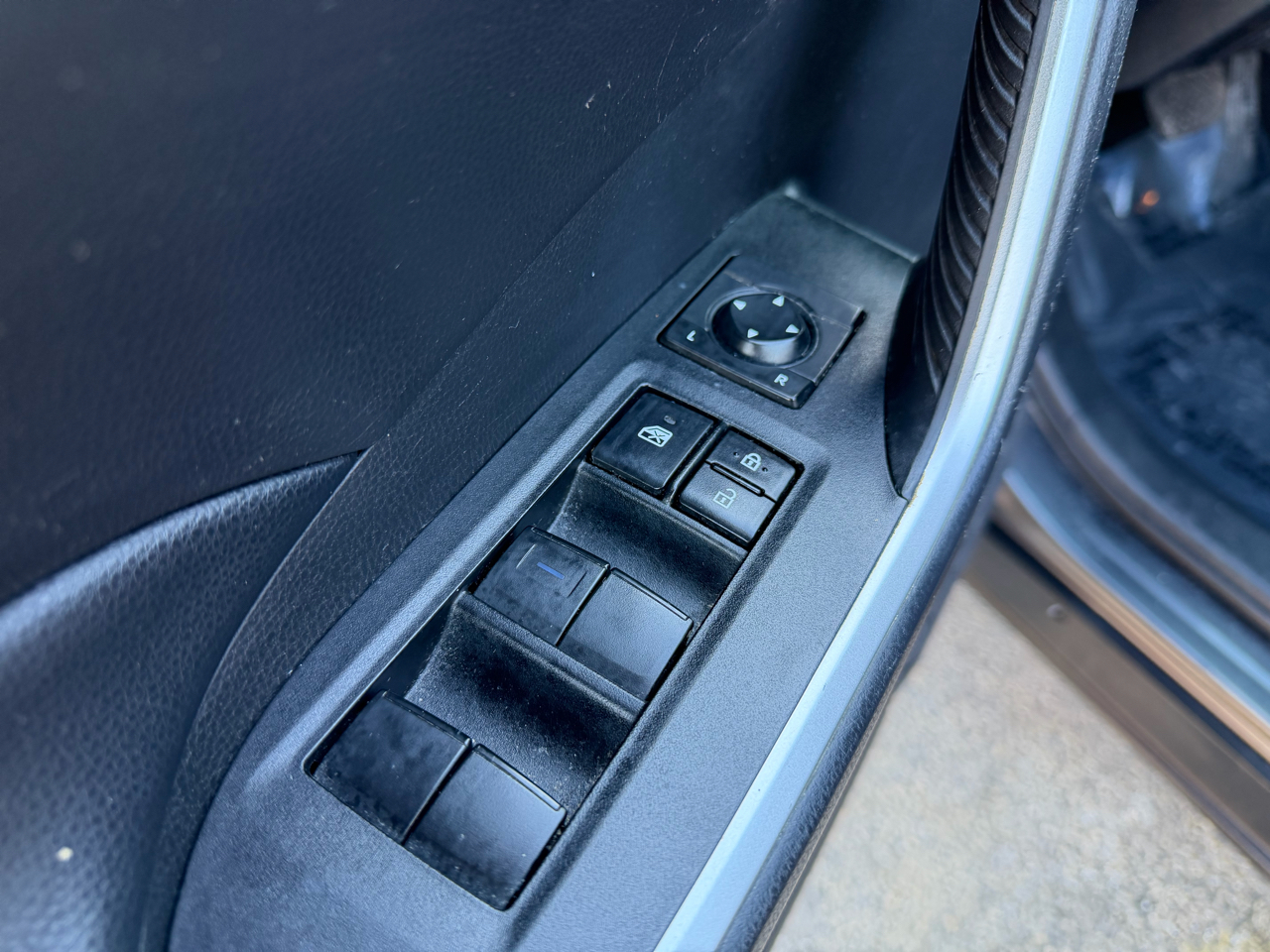 Toyota RAV4 LE AWD (Natl) 2020