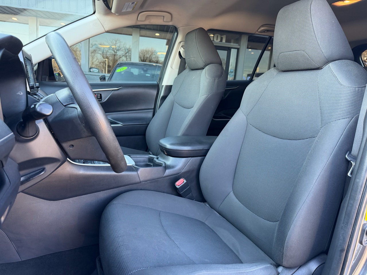 Toyota RAV4 LE AWD (Natl) 2020