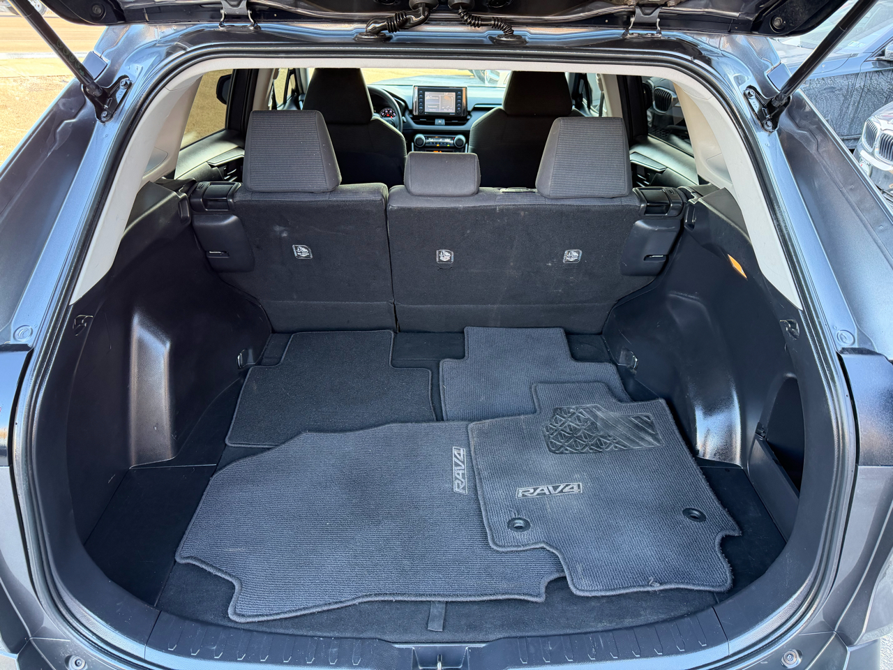 Toyota RAV4 LE AWD (Natl) 2020