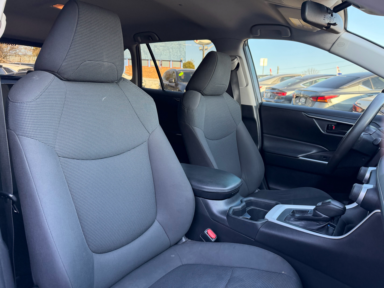 Toyota RAV4 LE AWD (Natl) 2020