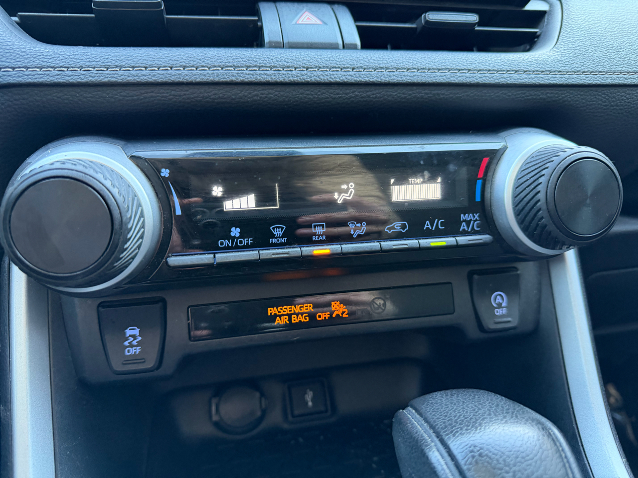 Toyota RAV4 LE AWD (Natl) 2020