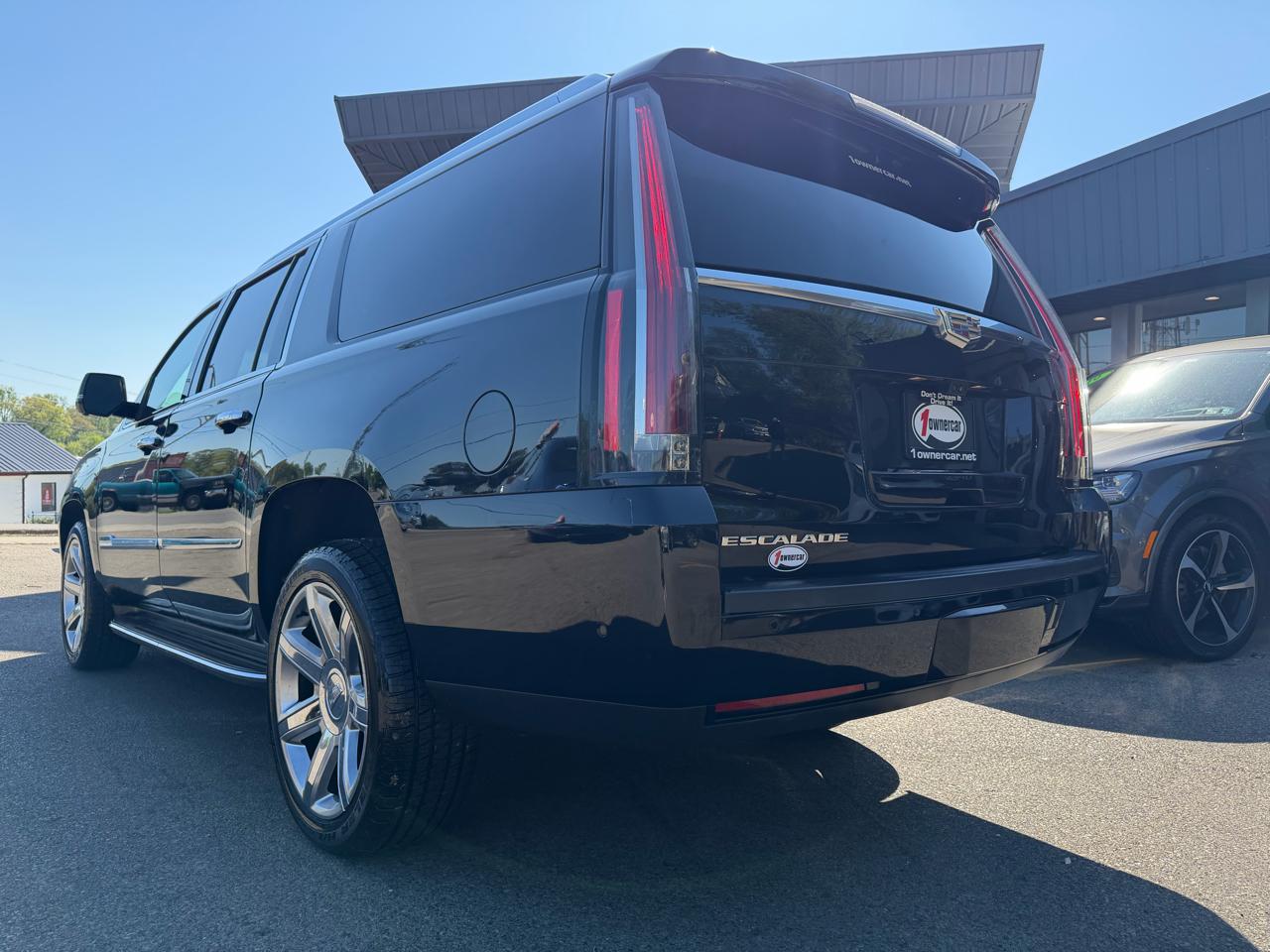 Cadillac Escalade ESV 4WD 4dr Luxury 2018