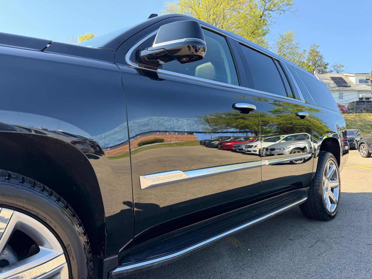 Cadillac Escalade ESV 4WD 4dr Luxury 2018