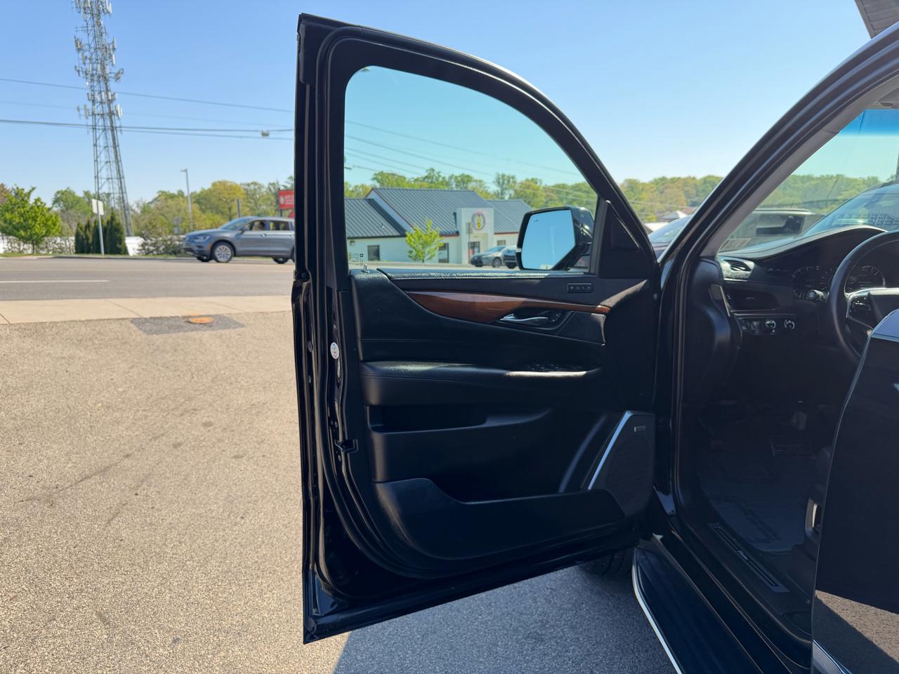 Cadillac Escalade ESV 4WD 4dr Luxury 2018