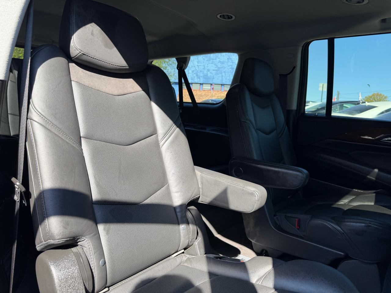 Cadillac Escalade ESV 4WD 4dr Luxury 2018