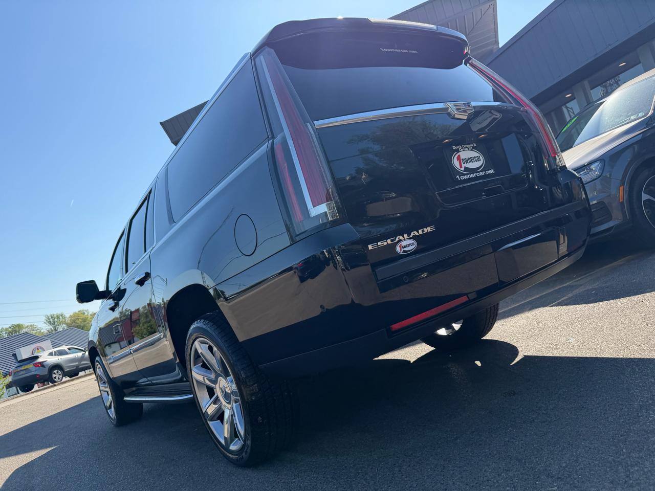 Cadillac Escalade ESV 4WD 4dr Luxury 2018